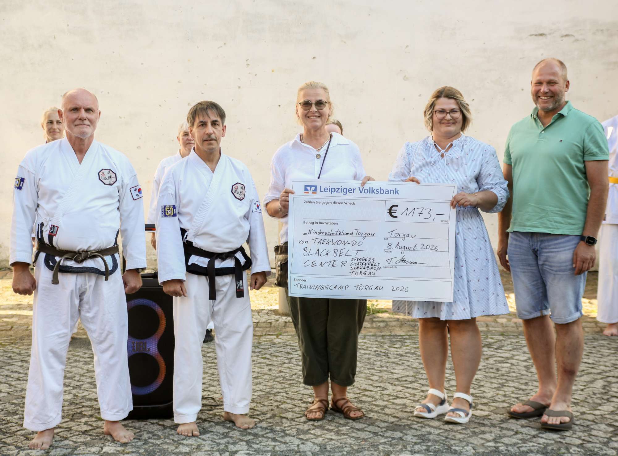 Übergabe eines Spendenschecks an den Kinderschutzbund Torgau durch das Traditional Taekwon-Do Black Belt Center